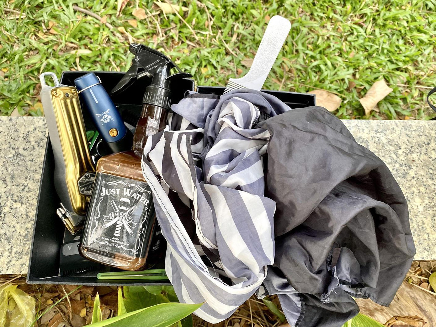 Chỉ với những vật dụng cắt tóc đơn giản, vài chiếc ghế nhựa, một hộp đồ nghề, áo choàng là các bạn có thể vào việc ngay.