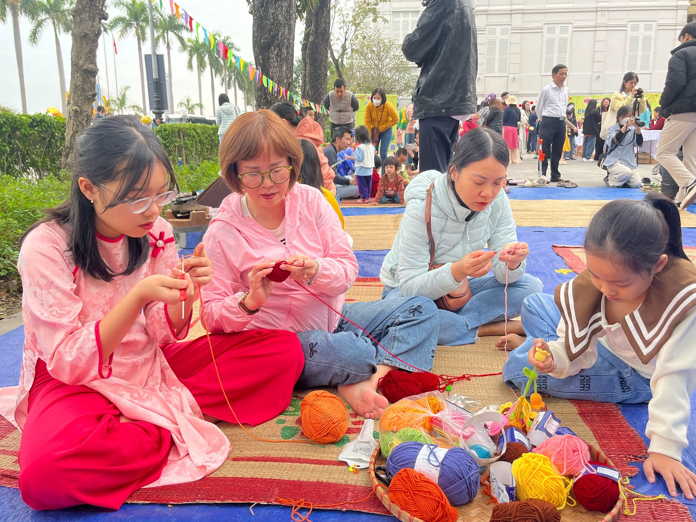 Học đan len và têm trầu cánh phượng. Ảnh: Lệ Thủy. Học đan len và têm trầu cánh phượng. Ảnh: Lệ Thủy.
