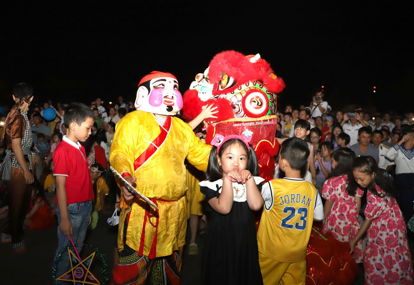 Xúm xít bên đầu lân, ông địa. (Ảnh: Hoàng Diệu)