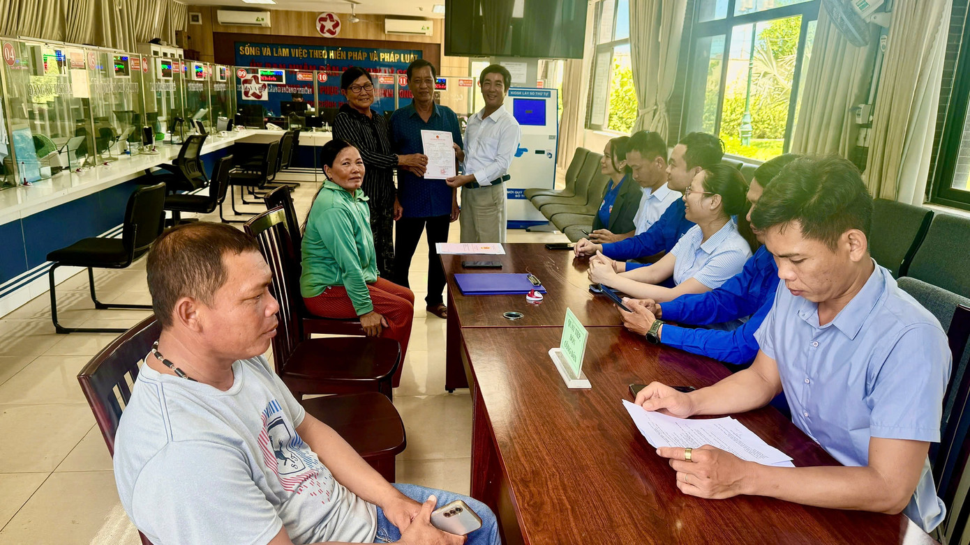 Tuổi trẻ đặc khu Lý Sơn hỗ trợ người dân giải quyết thủ tục hành chính. Ảnh: Nguyễn Ngọc