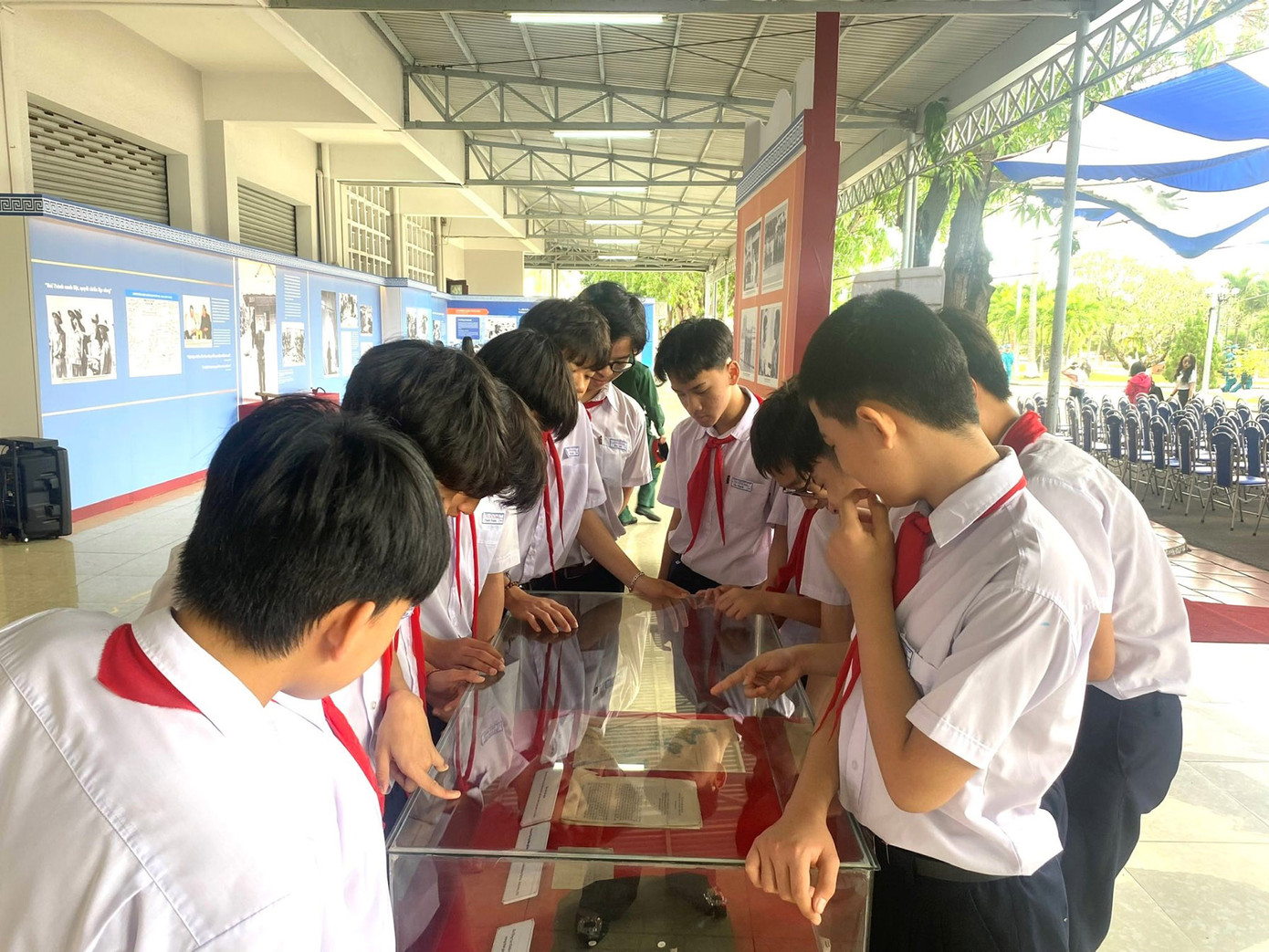 Các em học sinh chăm chú xem những kỷ vật chiến trường của Đại tướng Chu Huy Mân (Ảnh: Huy - Thảo) Các em học sinh chăm chú xem những kỷ vật chiến trường của Đại tướng Chu Huy Mân (Ảnh: Huy - Thảo)