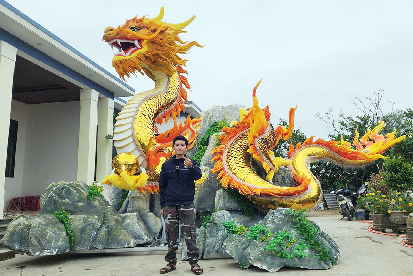 Nghệ nhân Đinh Văn Tâm bên tác phẩm đã hoàn thành Nghệ nhân Đinh Văn Tâm bên tác phẩm đã hoàn thành