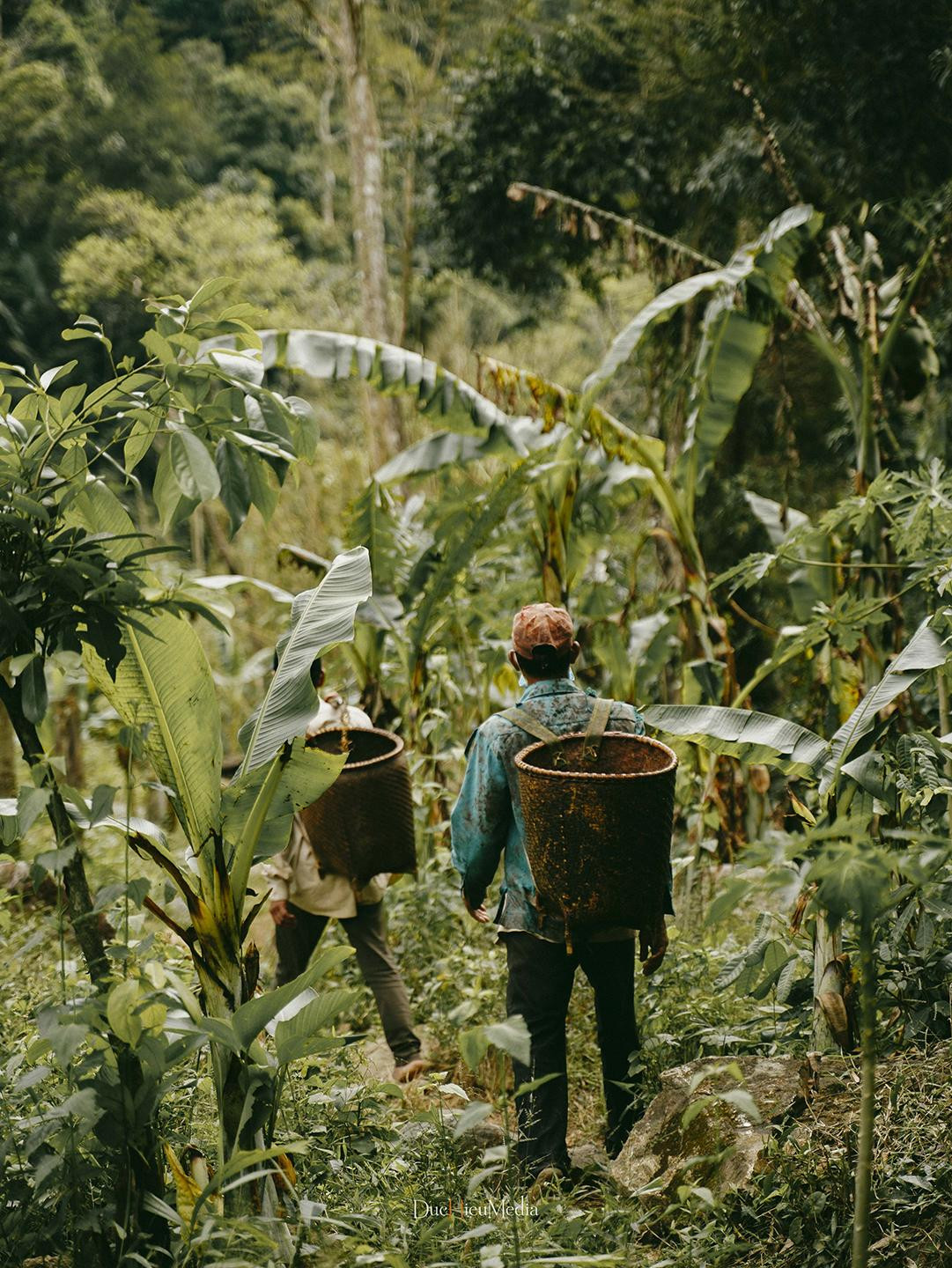Không chỉ khám phá khung cảnh thiên nhiên hùng vĩ, Đức Hiếu cùng các bạn trẻ còn được gặp gỡ, tiếp xúc và tìm hiểu về người dân bản. Anh tâm sự: “Sau mỗi lần đi và trải nghiệm, tôi lại học hỏi được nhiều điều hay ho, bổ ích. Đến với Tà Giang lần này, tôi được tìm hiểu về văn hóa, nếp sống sinh hoạt và lao động, nét ẩm thực truyền thống của người dân bản địa – một nơi ẩn chứa nhiều điều khác lạ so với quê nhà và những địa điểm mà tôi từng đặt chân đến”.