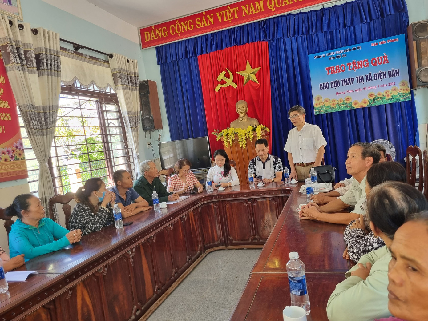 Đại diện báo Tiền Phong bày tỏ niềm biết ơn trước sự cống hiến hy sinh của các cựu TNXP.