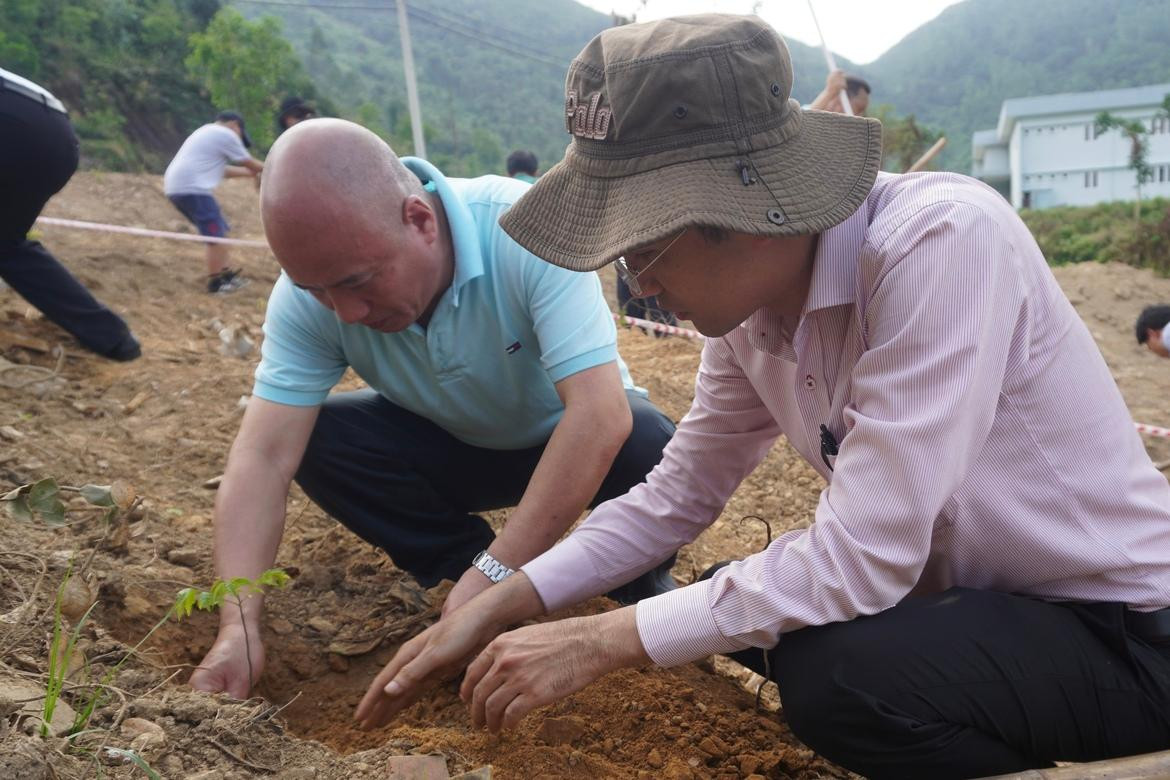TS. Trần Ngọc Toàn (áo xanh) cùng đồng nghiệp tham gia hoạt động ý nghĩa - ảnh Đ.T TS. Trần Ngọc Toàn (áo xanh) cùng đồng nghiệp tham gia hoạt động ý nghĩa - ảnh Đ.T
