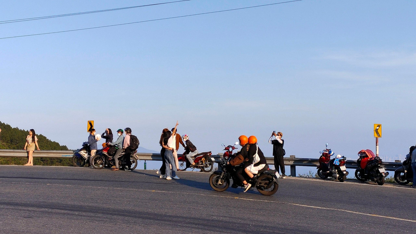 Nhiều thanh niên đứng giữa đường tạo dáng. Ảnh: Phạm Uyên. Nhiều thanh niên đứng giữa đường tạo dáng. Ảnh: Phạm Uyên.