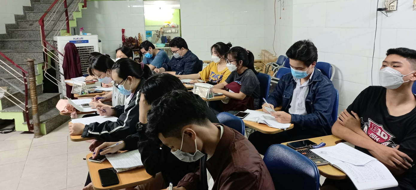 Các thế hệ học trò nhìn vào thầy làm tấm gương để phấn đấu hơn trong cuộc sống - Ảnh Phương Thảo