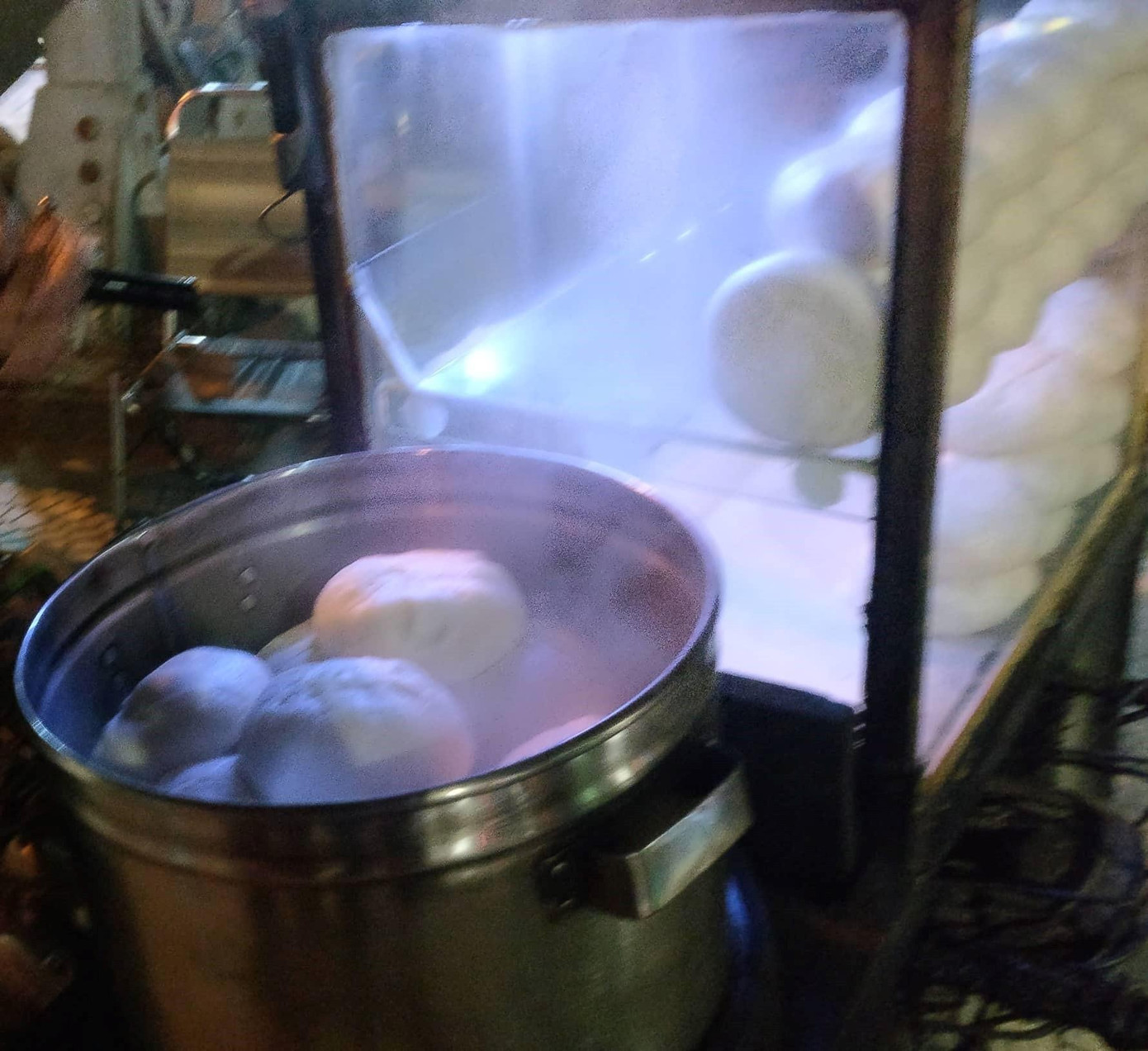 Nồi bánh bao cho những người lót dạ về muộn và cũng là nơi hơ tay cho đỡ tê buốt trong tiết trời giá lạnh của người bán Nồi bánh bao cho những người lót dạ về muộn và cũng là nơi hơ tay cho đỡ tê buốt trong tiết trời giá lạnh của người bán