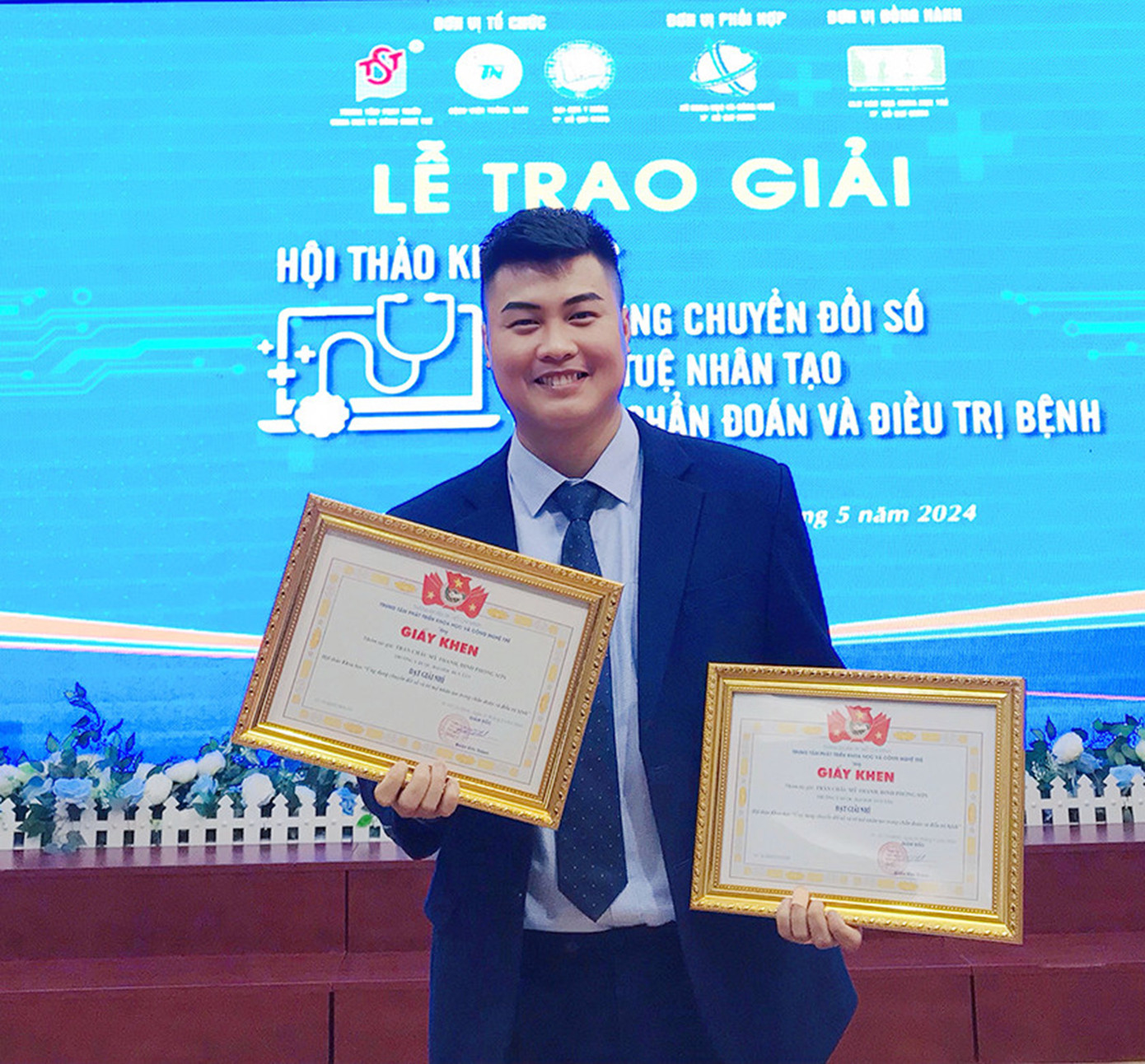 Giải Nhì tại Hội thảo “Ứng dụng Chuyển đổi số và Trí tuệ nhân tạo trong Chẩn đoán và điều trị bệnh”