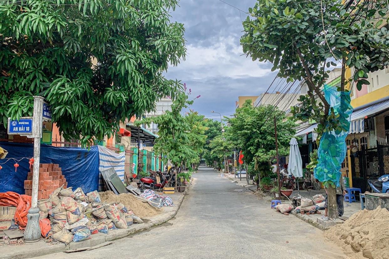 Dự án nâng cấp, mở rộng các tuyến đường có mặt cắt lòng đường từ 3,5m – 3,75m thành 5,5m trên địa bàn quận Sơn Trà (giai đoạn 2) sẽ nâng cấp, mở rộng 41 tuyến đường với tổng chiều dài hơn 6,7km, tổng mức đầu tư hơn 100 tỷ đồng. Với mục đích hoàn thiện cơ sở hạ tầng khu dân cư, đáp ứng với yêu cầu phát triển giao thông, phục vụ dân sinh, đồng thời đảm bảo công tác cứu hộ cứu nạn khi có sự cố xảy ra. Dự án nâng cấp, mở rộng các tuyến đường có mặt cắt lòng đường từ 3,5m – 3,75m thành 5,5m trên địa bàn quận Sơn Trà (giai đoạn 2) sẽ nâng cấp, mở rộng 41 tuyến đường với tổng chiều dài hơn 6,7km, tổng mức đầu tư hơn 100 tỷ đồng. Với mục đích hoàn thiện cơ sở hạ tầng khu dân cư, đáp ứng với yêu cầu phát triển giao thông, phục vụ dân sinh, đồng thời đảm bảo công tác cứu hộ cứu nạn khi có sự cố xảy ra.