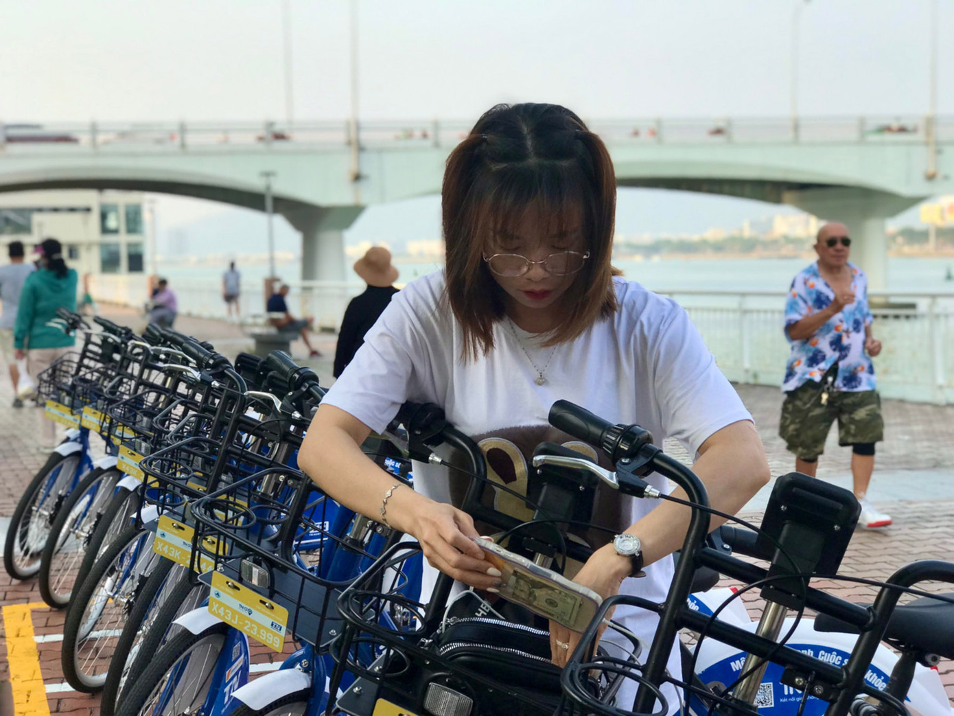 Chị Từ Thị Thanh Cảnh, khách du lịch đến từ Hà Nội trải nghiệm xe đạp công cộng. Ảnh: Phượng - Nhung