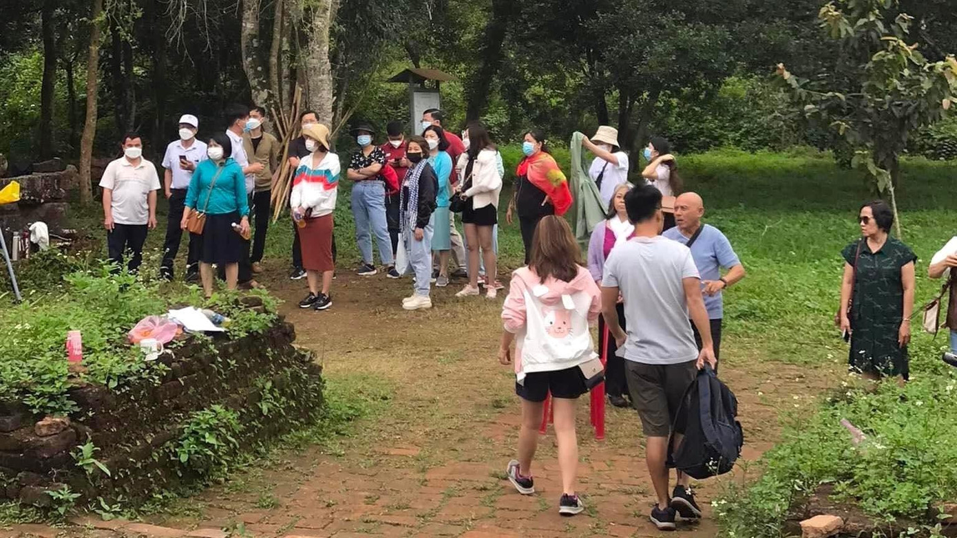 Từ đầu năm 2022 đến nay, Mỹ Sơn đã đón một lượng khách ổn định sau gần 2 năm bị ảnh hưởng bởi dịch bệnh. Để đảm bảo tốt công tác phòng chống dịch, BQL Di sản văn hóa Mỹ Sơn đã chuẩn bị dụng cụ sát khuẩn, kiểm tra sức khỏe. Nhiều du khách xếp hàng đợi đến lượt mình. Ảnh: Hoàng Yến