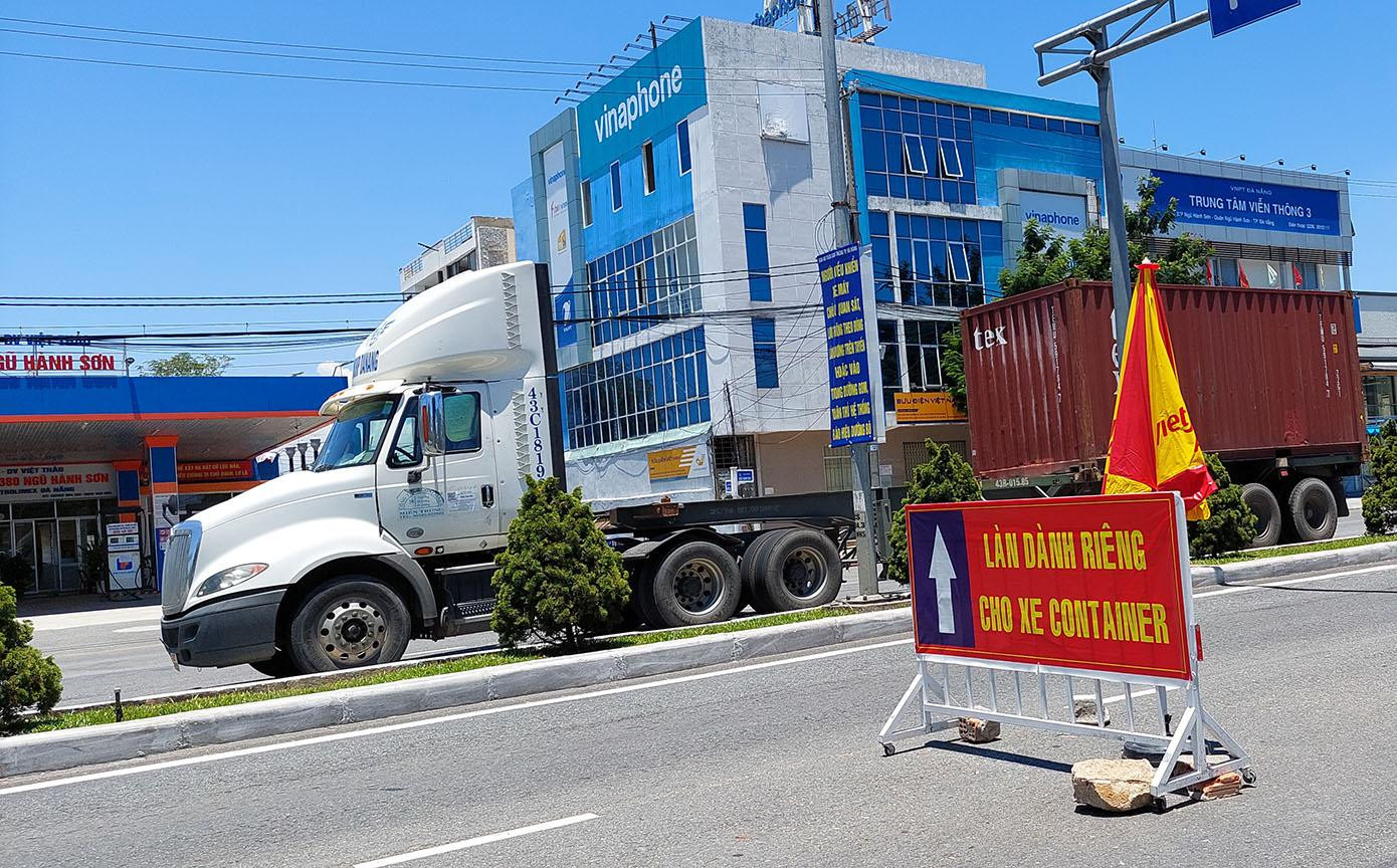 Trục đường CMT8 - Ngũ Hành Sơn - Ngô Quyền có làn đường dành riêng cho xe container ra vào cảng. Tại chốt kiểm soát trên đường Ngũ Hành Sơn, Trung úy Lê Tấn Tài (Công an phường Mỹ An, quận Ngũ Hành Sơn) cho biết các xe này chỉ được phép chạy thẳng về cảng. Nếu xe dừng lại lập tức sẽ bị xử lý - ảnh Tr.T Trục đường CMT8 - Ngũ Hành Sơn - Ngô Quyền có làn đường dành riêng cho xe container ra vào cảng. Tại chốt kiểm soát trên đường Ngũ Hành Sơn, Trung úy Lê Tấn Tài (Công an phường Mỹ An, quận Ngũ Hành Sơn) cho biết các xe này chỉ được phép chạy thẳng về cảng. Nếu xe dừng lại lập tức sẽ bị xử lý - ảnh Tr.T