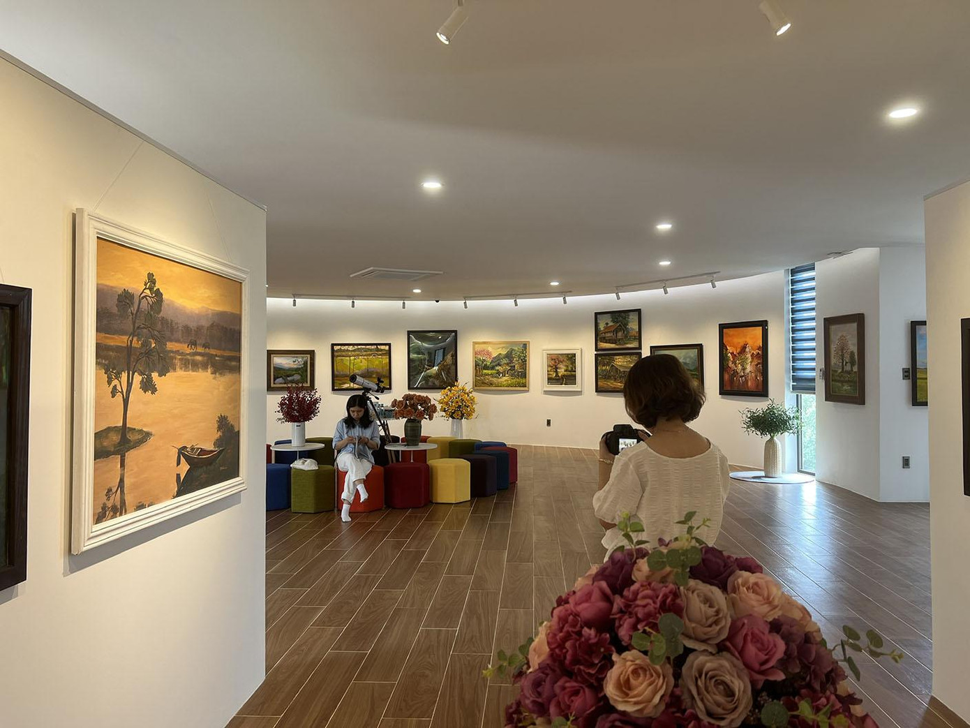 Tầng 3 là nơi trưng bày hàng trăm bức tranh có xuất xứ đặc biệt, một nơi các bạn trẻ có thể chiêm ngưỡng những nét đẹp hội họa - Ảnh: Bảo Quyên.