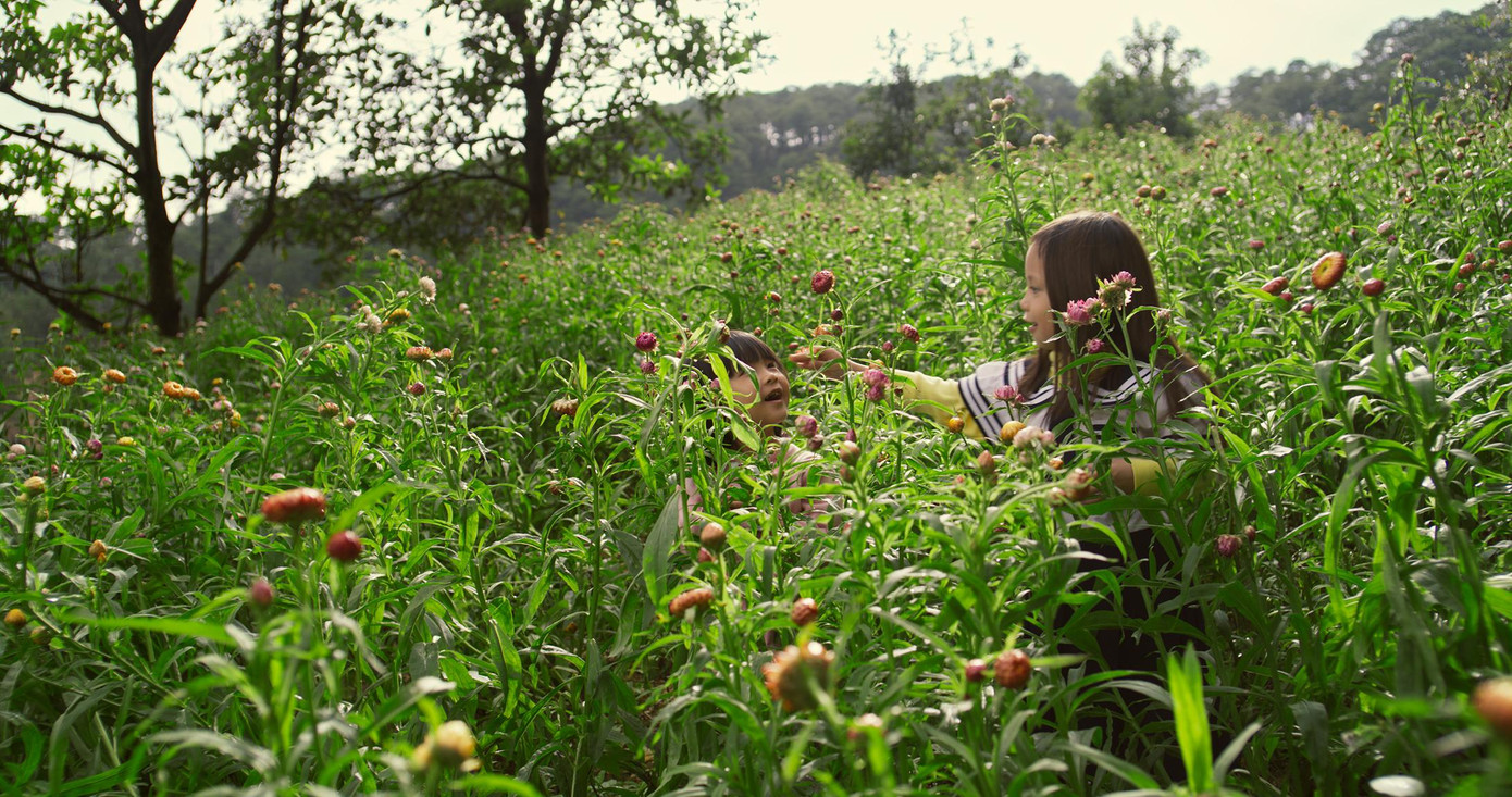 Hai đứa trẻ ngây thơ Nguyệt và Nga khó thể hình dung điều gì sắp xảy đến với gia đình mình.