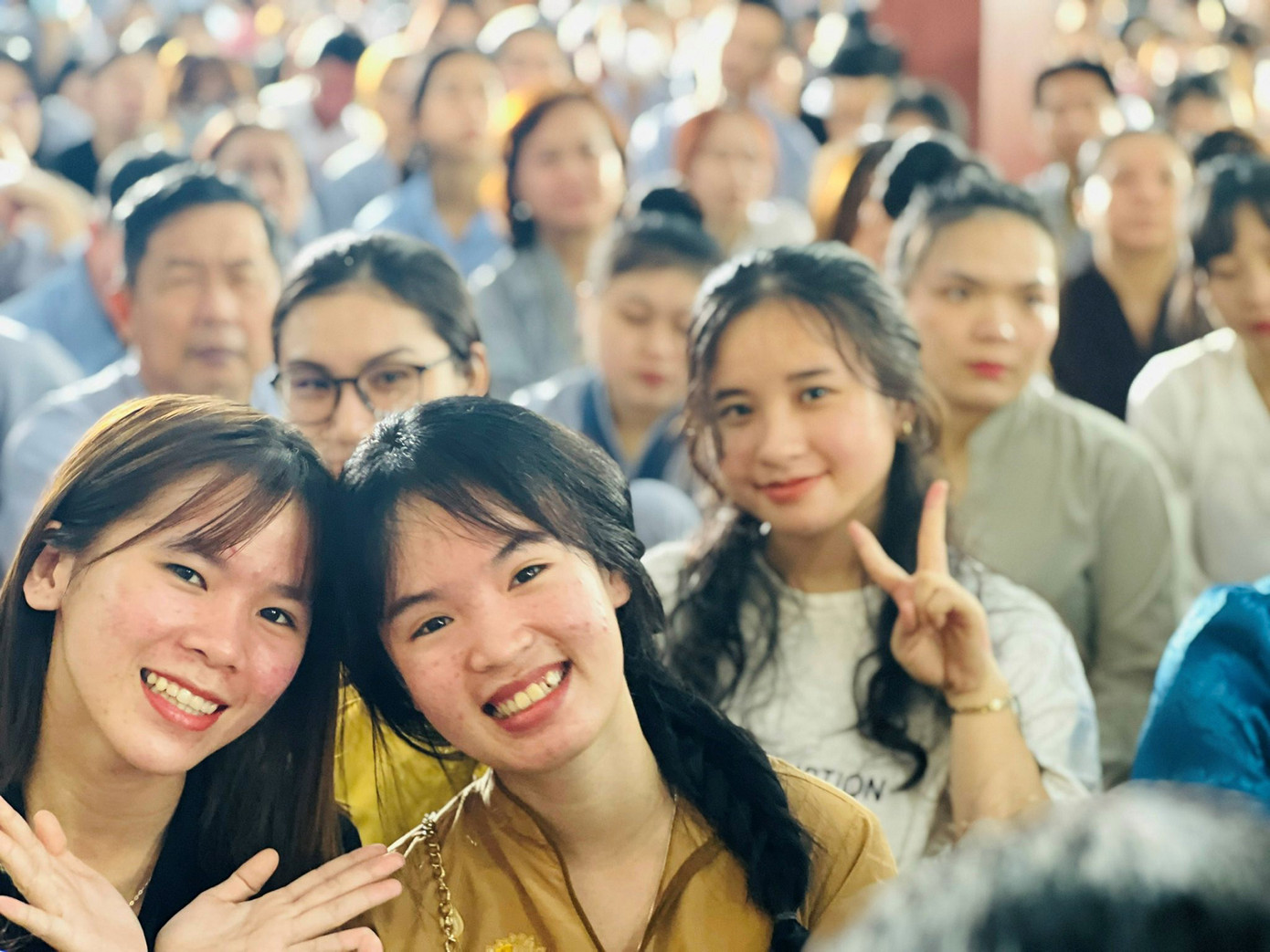 Hiện nay, có rất nhiều bạn ở độ tuổi từ 15 – 25 yêu thích tham gia những hoạt động về Phật pháp và thường xuyên đến nghe các thầy chia sẻ. Nhờ sự phát triển của mạng xã hội mà giới trẻ biết đến và tìm hiểu về đạo Phật nhiều hơn. Đây cũng là dịp để kết bạn, giao lưu chia sẻ kinh nghiệm với nhau, từ đó có thêm những tình bạn đẹp. “Mình đi từ lúc 7 giờ sáng, nhưng khi tới đây thì đã ngồi kín chỗ rồi. Lần đầu tiên mình đi mà có nhiều người tham dự đến vậy”, bạn Vũ Diễm Hiền (22 tuổi, ở Đà Nẵng) bộc bạch. Ảnh: Hằng Hương