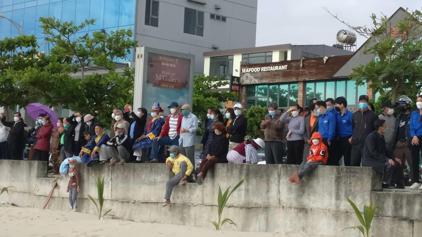 Hàng trăm người trên bờ quan sát tàu thuyền ra khơi - ảnh Kim Ngân Hàng trăm người trên bờ quan sát tàu thuyền ra khơi - ảnh Kim Ngân