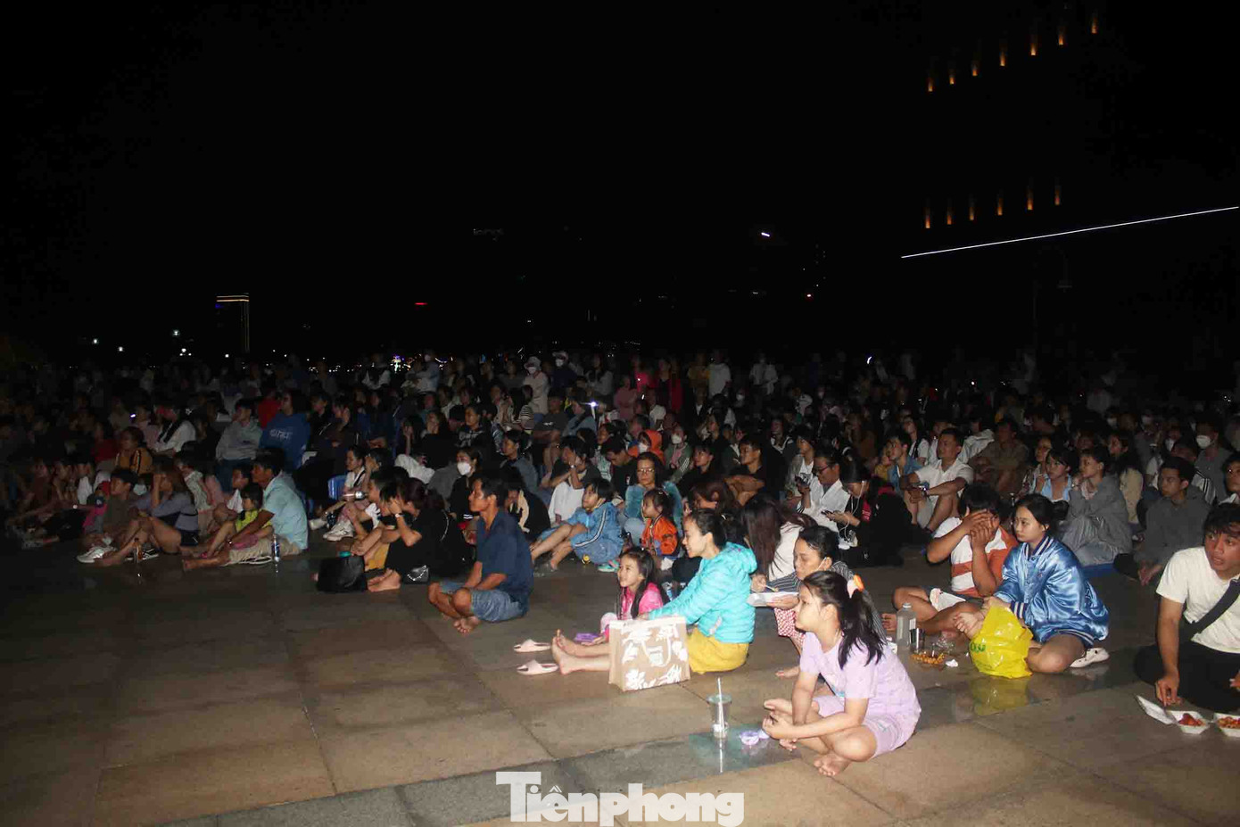 Ngồi bệt xuống đất xem phim nhưng khán giả từ người lớn đến các em nhỏ ai nấy đều háo hức. Ảnh: Hoài Nam.