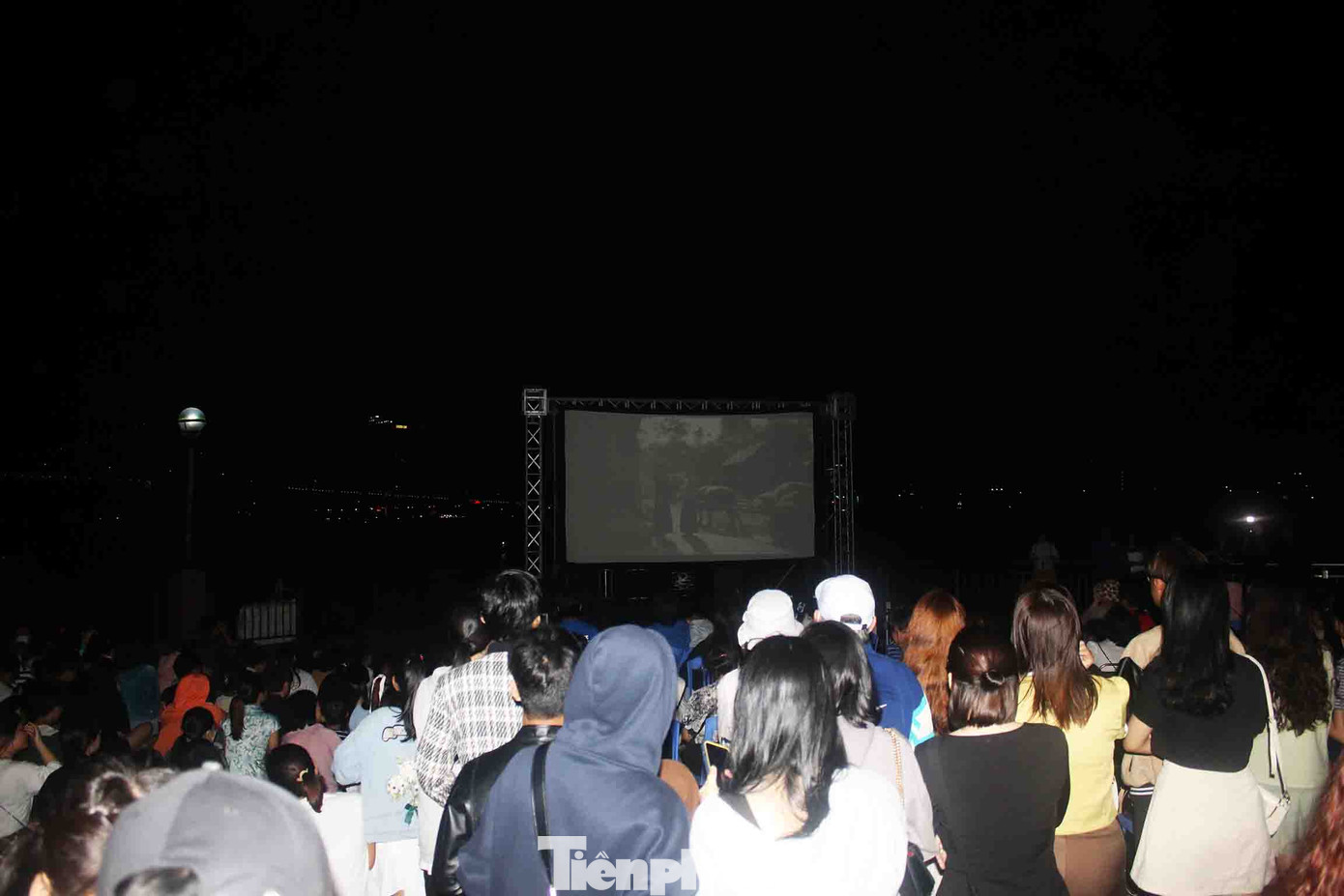 Chương trình Rạp phim ngoài trời do rạp chiếu phim Lê Độ (Trung tâm Văn hóa – Điện ảnh TP. Đà Nẵng) tổ chức với chủ đề Cửa sổ điện ảnh thu hút sự hưởng ứng của đông đảo người dân, du khách. Ảnh: Hoài Nam.
