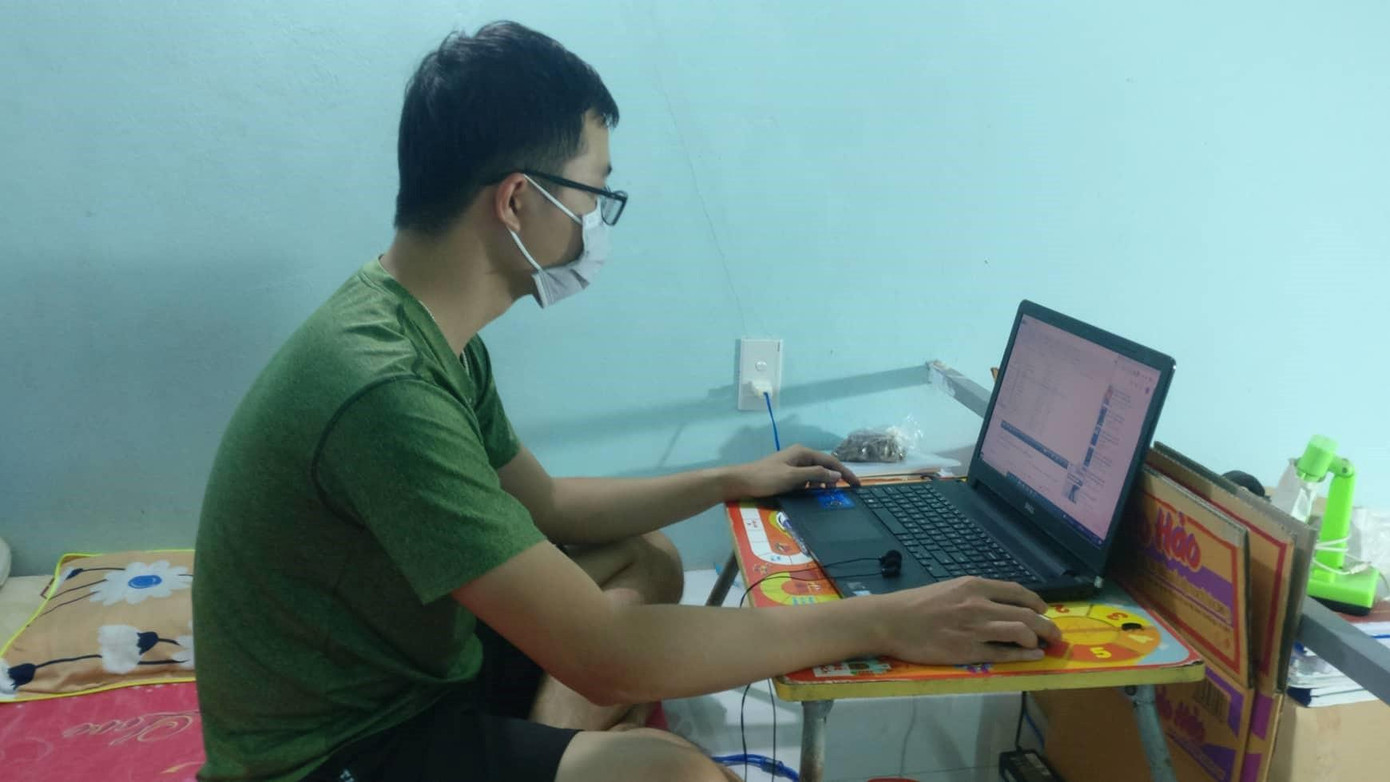 Tuy nhiên, bạn Duy (Trường Đại học FPT Đà Nẵng) cho hay, các bạn vẫn mong muốn chủ trọ chia sẻ bớt tiền trọ, và bạn ở lại khá xa trường. Đợt dịch vừa rồi nhà trọ chỉ giảm 100-200 ngàn đồng. Ngoài ra hạn chế là dễ nghe tiếng ồn từ phòng bên cạnh hoặc từ bên ngoài vì cách âm kém - ảnh Kim Ngân