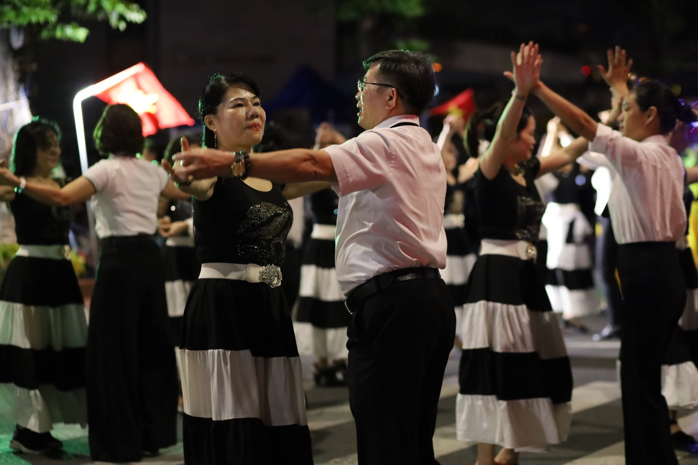 Biểu diễn khiêu vũ với các tác phẩm âm nhạc Việt Nam và quốc tế cùng các điệu nhạc phổ biến: Chacha, tango, disco, pasodop, rumba và bachata. Ảnh: Trúc Linh. Biểu diễn khiêu vũ với các tác phẩm âm nhạc Việt Nam và quốc tế cùng các điệu nhạc phổ biến: Chacha, tango, disco, pasodop, rumba và bachata. Ảnh: Trúc Linh.
