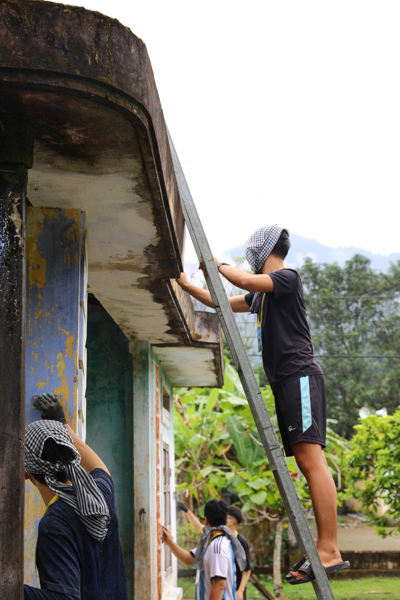 Làm mới trường học và Nhà văn hóa thôn để đón Tết... Làm mới trường học và Nhà văn hóa thôn để đón Tết...