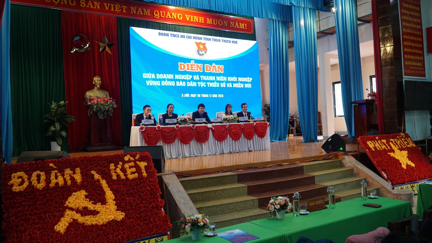 Đoàn viên, thanh niên vùng đồng bào dân tộc thiểu số tham gia ý kiến tại diễn đàn.