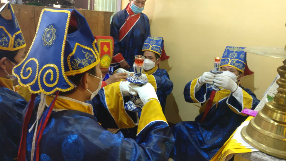 Dâng đèn - ảnh Kim Ngân Dâng đèn - ảnh Kim Ngân