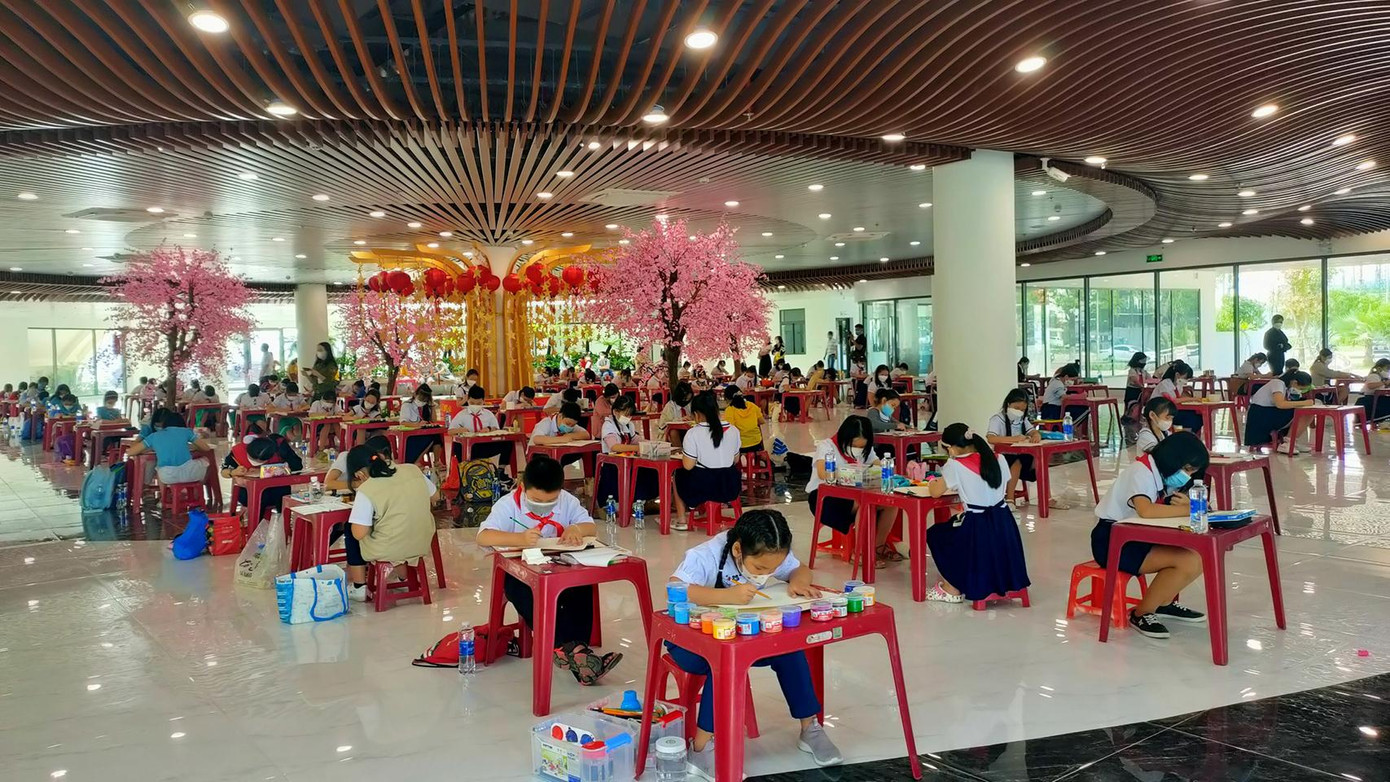 Hội thi vẽ tranh “Em yêu Đà Nẵng” với sự tham gia của hơn 100 học sinh trên địa bàn quận, một hoạt động tại lễ hội - ảnh PU