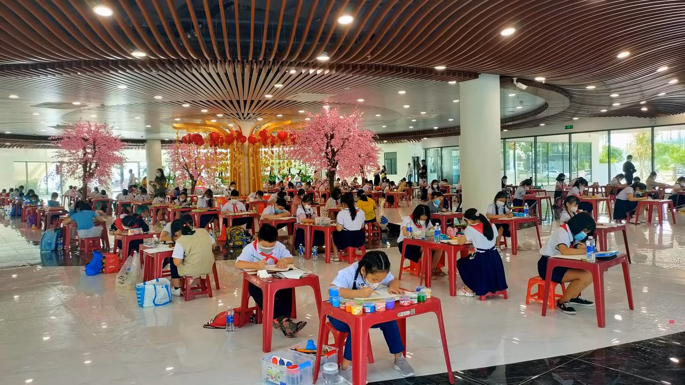 Hội thi vẽ tranh “Em yêu Đà Nẵng” với sự tham gia của hơn 100 học sinh trên địa bàn quận, một hoạt động tại lễ hội - ảnh PU