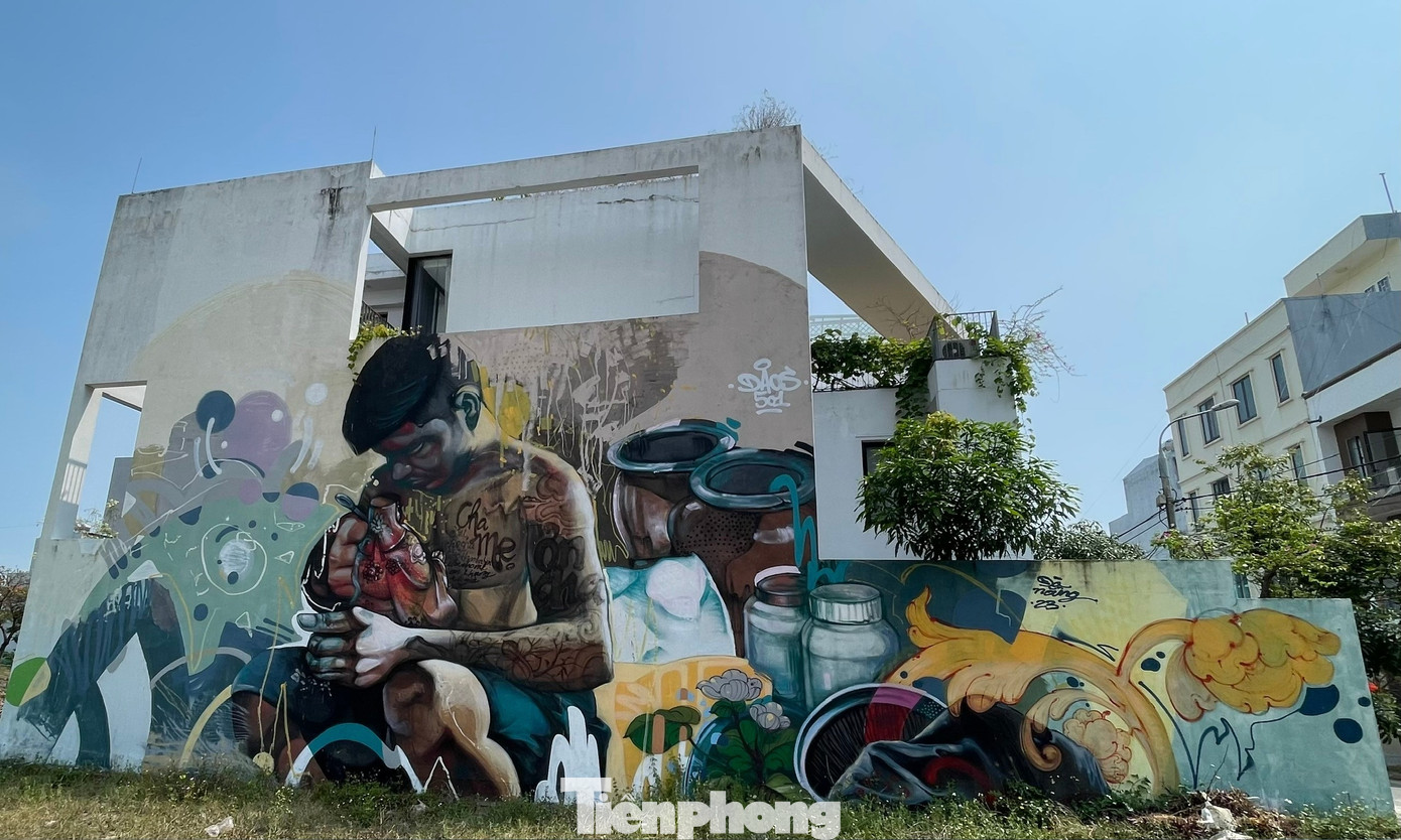 Nhiều nhà dân tại đường Sơn Thủy Đông 3, 4 (phường Hòa Hải, quận Ngũ Hành Sơn, TP. Đà Nẵng) dần tiếp nhận và cho phép các nghệ sĩ vẽ tranh đường phố graffiti thực hiện những bức tranh đầy màu sắc lên các chỗ trống trên tường nhà mình. Tạo nên vẻ đẹp tinh thần, thú vị cho khu dân cư nơi mình ở.