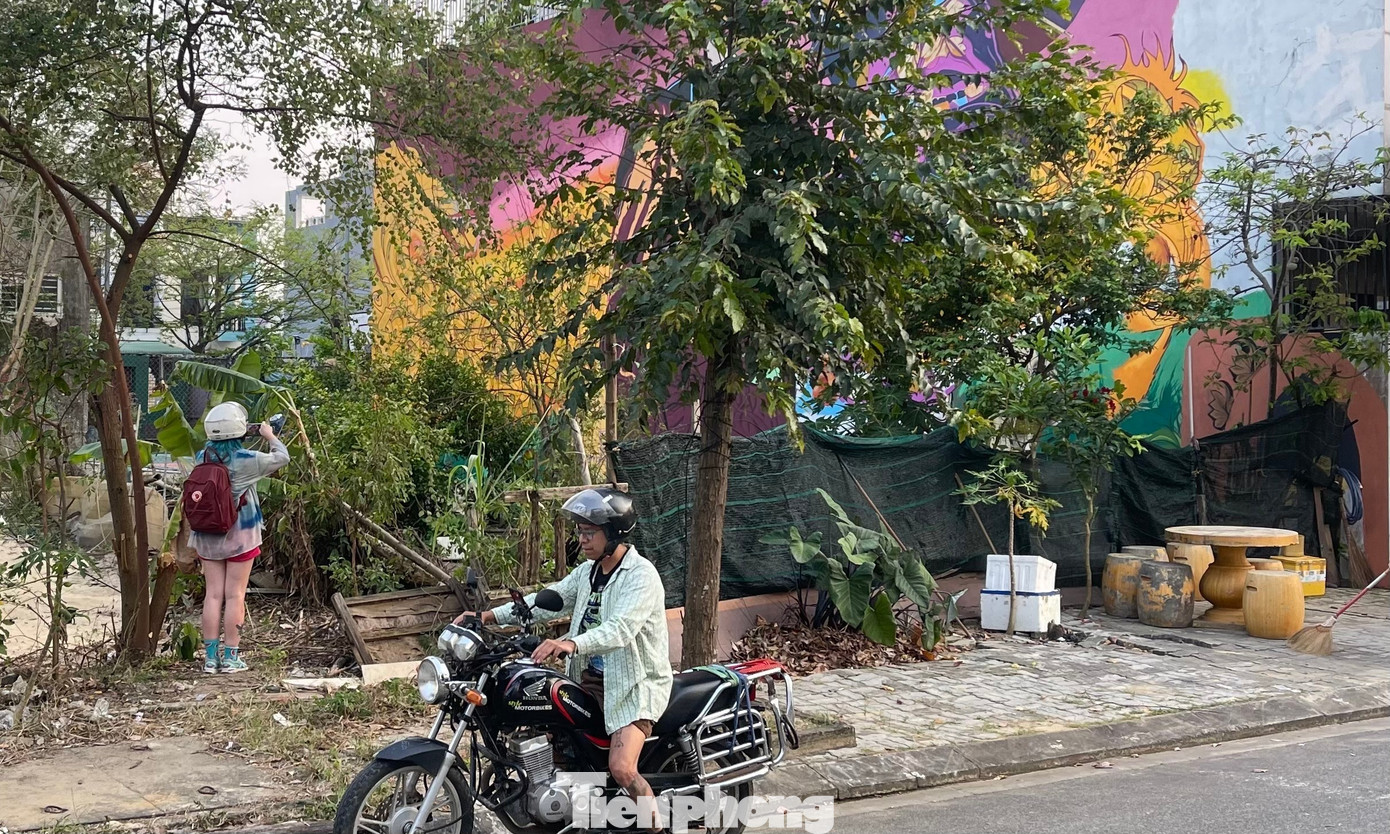 Những bức tranh độc đáo tại đây đã thu hút sự chú ý, tán thưởng của người dân, giới trẻ và khách du lịch khi đi ngang qua đây.