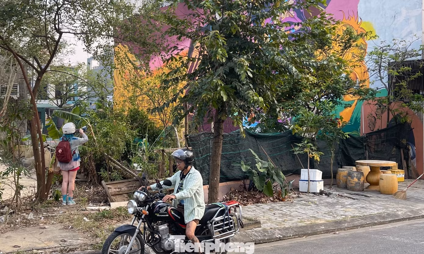 Những bức tranh độc đáo tại đây đã thu hút sự chú ý, tán thưởng của người dân, giới trẻ và khách du lịch khi đi ngang qua đây.