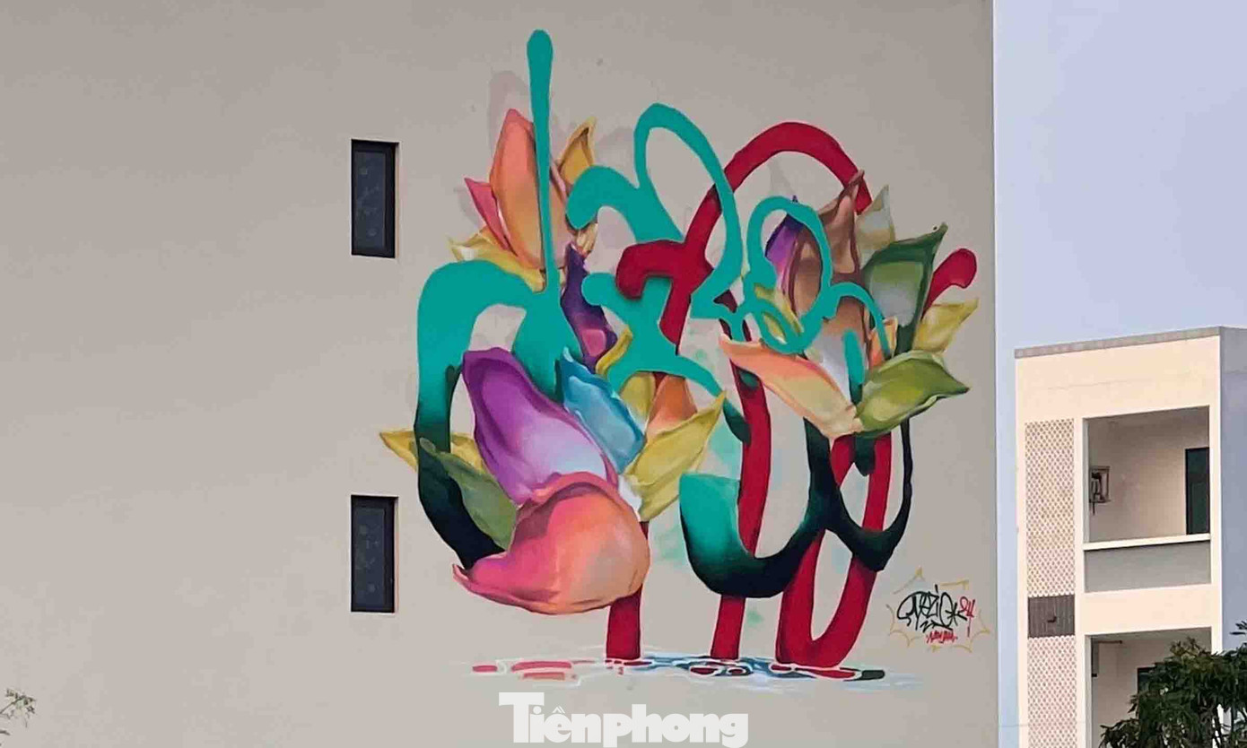 Anh Dương Minh Tuấn (42 tuổi, phường Hòa Hải, quận Ngũ Hành Sơn) cảm thấy thú vị với những bức tranh graffiti được sơn tại khu dân cư mình ở. “Những bức tranh rất đẹp, sạch sẽ, bọn trẻ con cũng thích ngắm, tôi cũng thấy hay hay. Tôi cũng được các bạn hỏi và đã đồng ý cho sơn lên bức tường bên hông nhà mình. Bức tranh nhà tôi mang ý nghĩa về văn hóa Việt Nam”, anh Tuấn nói.