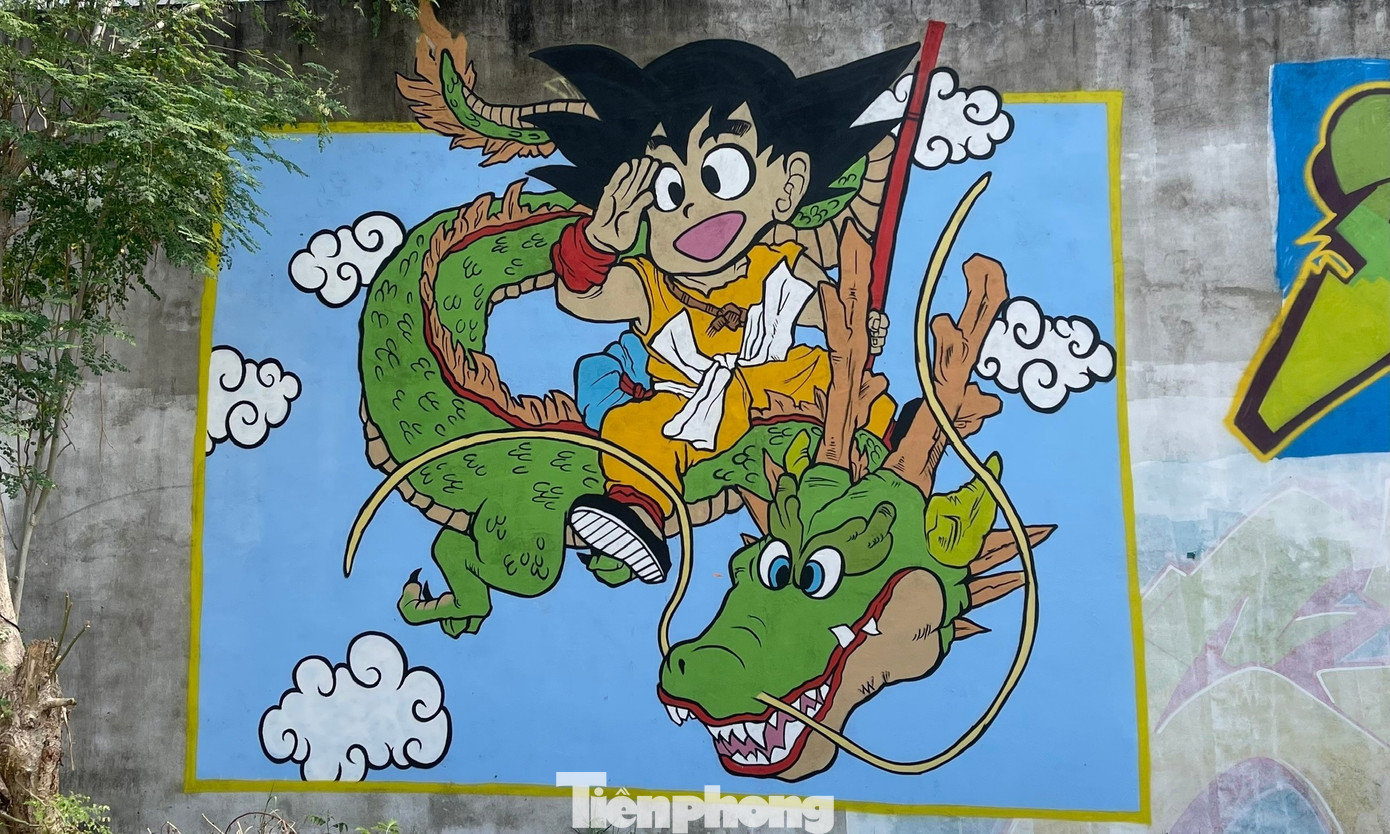 Các bức tranh đủ kích cỡ lớn nhỏ mang ý nghĩa khác nhau, được những nghệ sĩ thực hiện kỳ công.