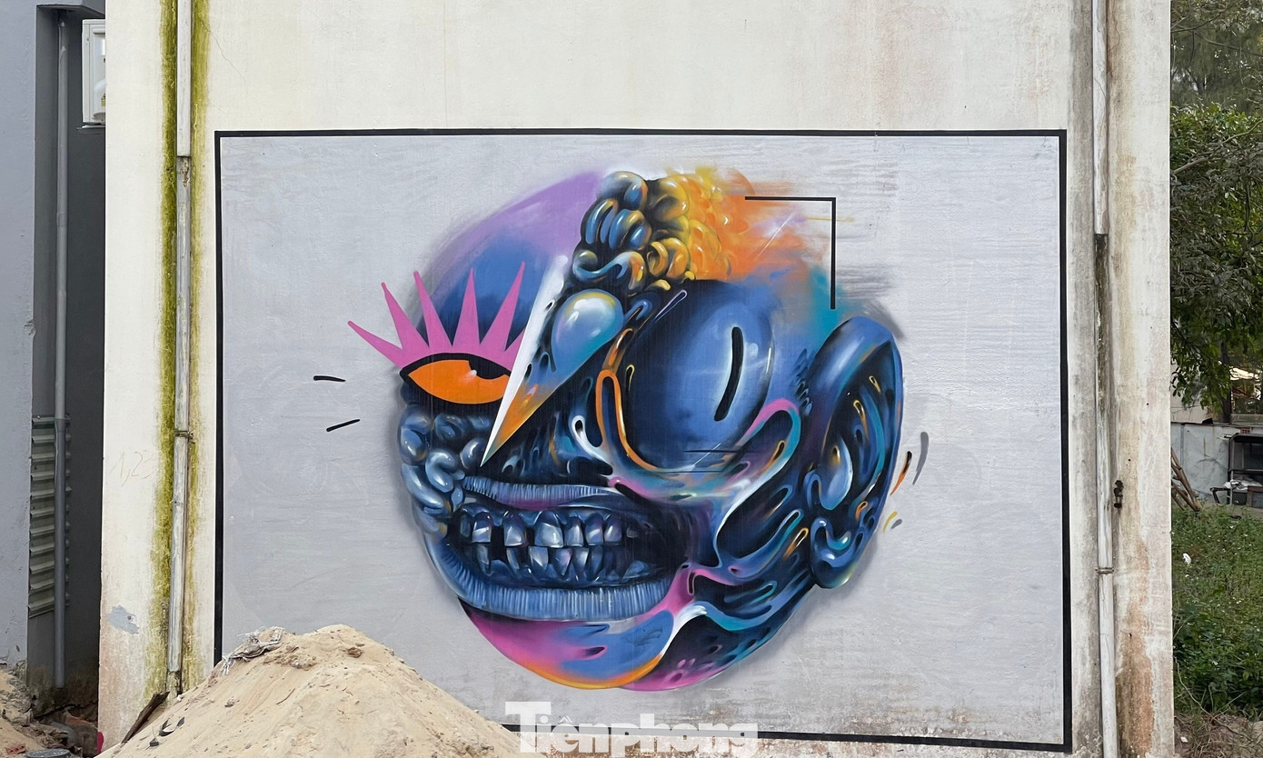 Các bức tranh đủ kích cỡ lớn nhỏ mang ý nghĩa khác nhau, được những nghệ sĩ thực hiện kỳ công.