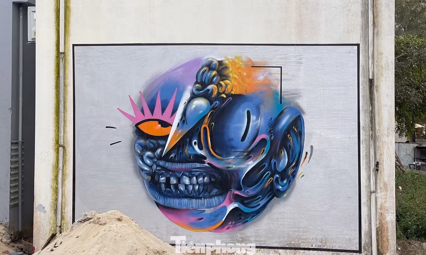 Các bức tranh đủ kích cỡ lớn nhỏ mang ý nghĩa khác nhau, được những nghệ sĩ thực hiện kỳ công.