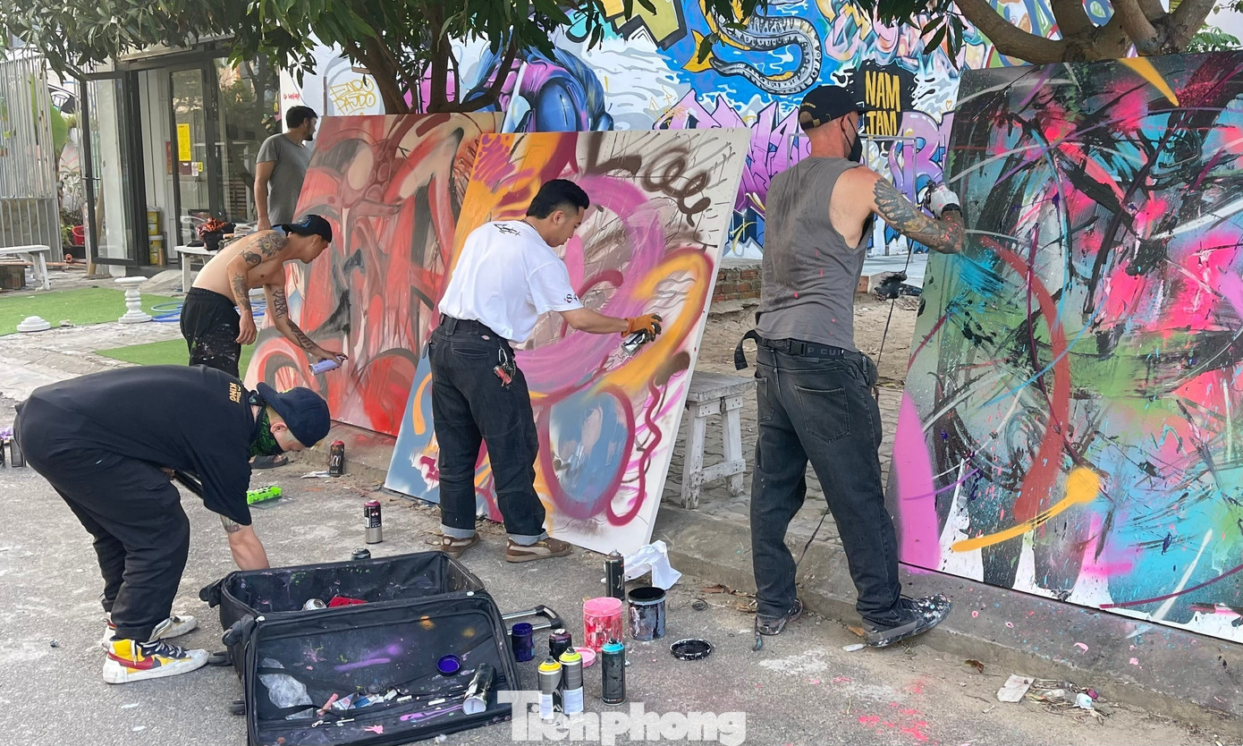 Đây là dự án mang tên Nam Jam của nhóm nghệ sĩ đường phố, muốn mang đến sự trải nghiệm, hiểu biết thêm về nghệ thuật đường phố cho mọi người. Và cải thiện sự đẹp mắt cho khu phố mình ở, khi theo thời gian những ngôi nhà tại thành thị đang dần bị bê tông hóa.