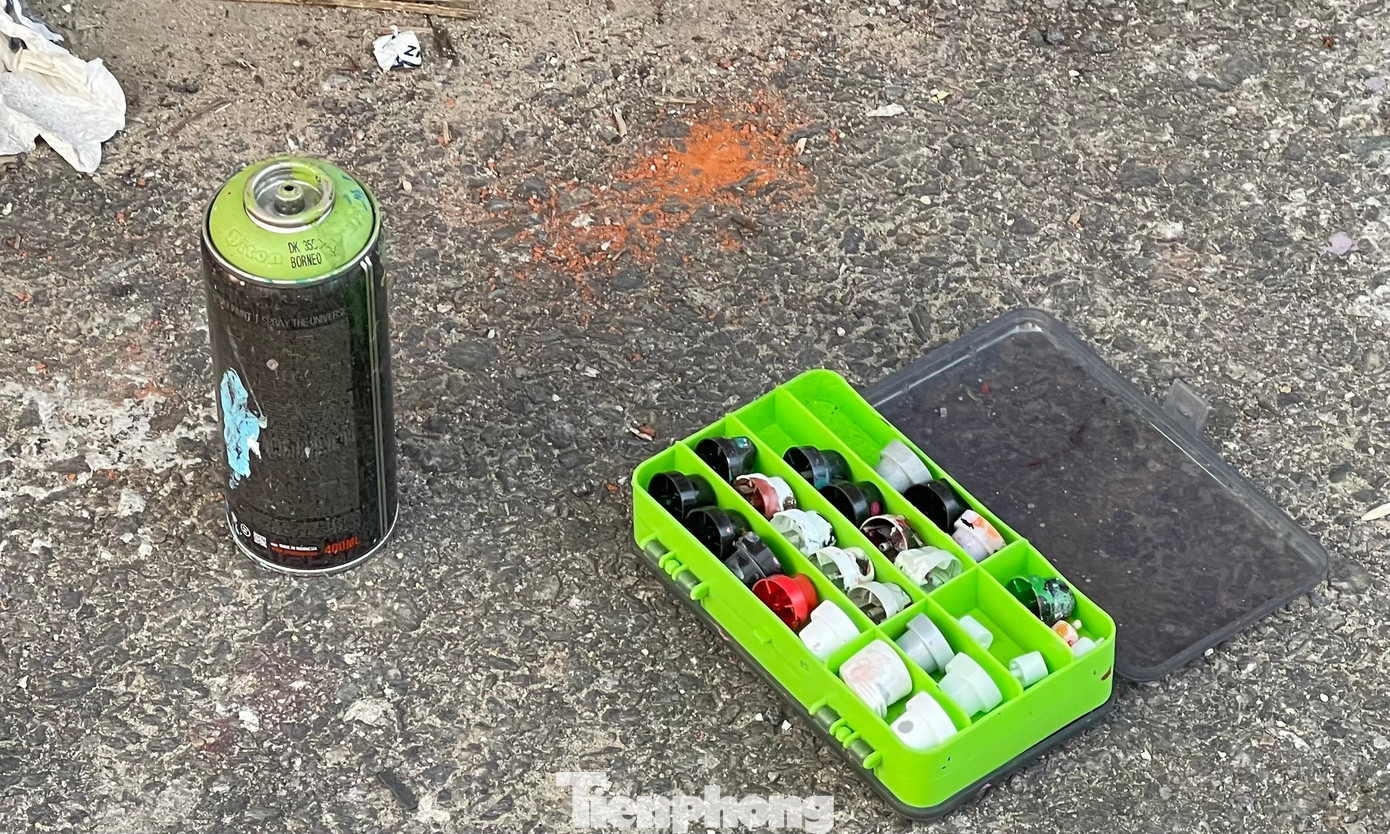 Dụng cụ là những bình sơn nhiều màu và nắp rời đủ kích cỡ để có các đường vẽ chi tiết, tôn lên nét đẹp nghệ thuật hiện đại.