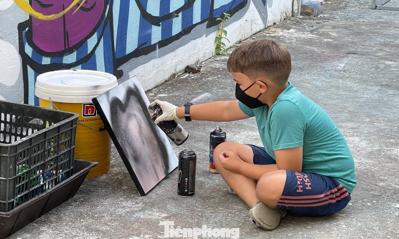 Một nghệ sĩ nhí đang trổ tài