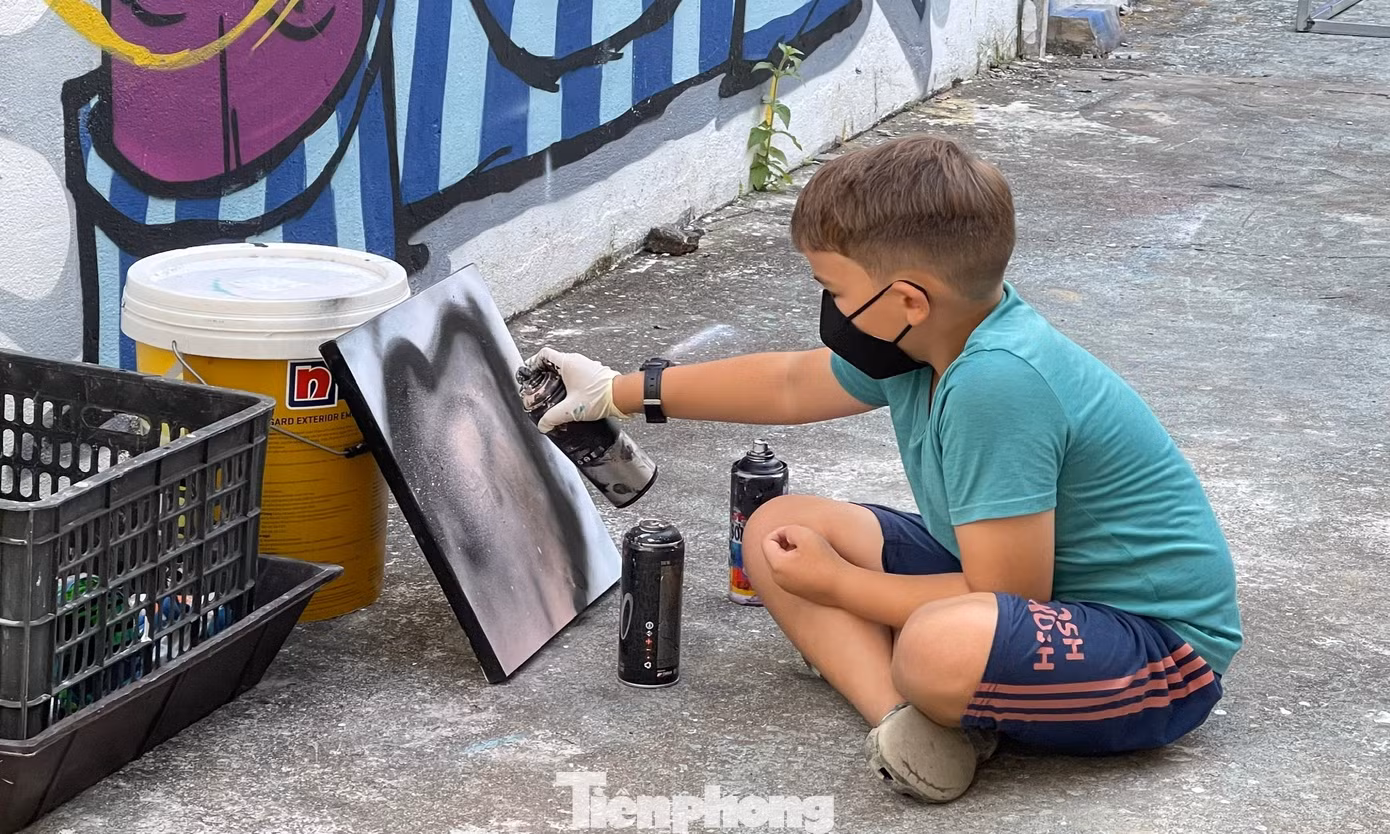 Một nghệ sĩ nhí đang trổ tài