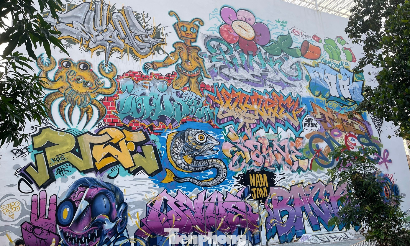 Những bức tranh graffiti có thể thực hiện solo hoặc cùng nhau trong khoảng thời gian ít, nhiều khác nhau nhưng đều mang đến sự đẹp đẽ, màu sắc cho ngôi nhà và cả sự đẹp mắt trong mắt mọi người.