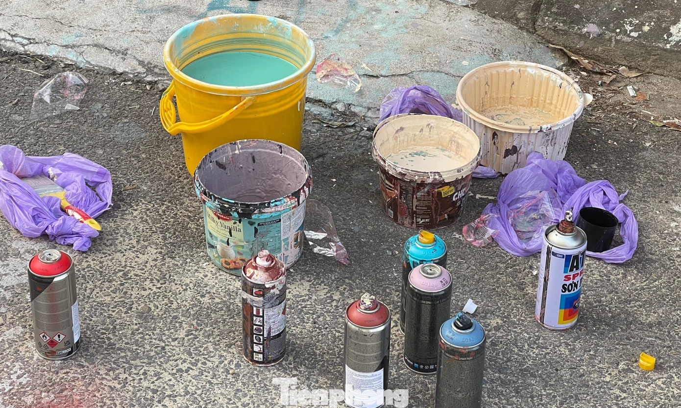 Dụng cụ là những bình sơn nhiều màu và nắp rời đủ kích cỡ để có các đường vẽ chi tiết, tôn lên nét đẹp nghệ thuật hiện đại.