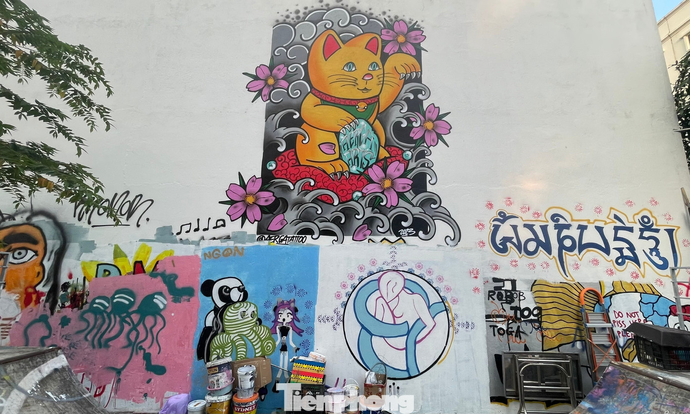 Các bức tranh đủ kích cỡ lớn nhỏ mang ý nghĩa khác nhau, được những nghệ sĩ thực hiện kỳ công.