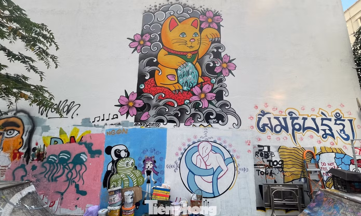 Các bức tranh đủ kích cỡ lớn nhỏ mang ý nghĩa khác nhau, được những nghệ sĩ thực hiện kỳ công.