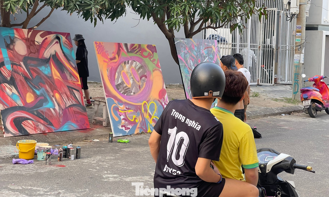 Những bức tranh độc đáo tại đây đã thu hút sự chú ý, tán thưởng của người dân, giới trẻ và khách du lịch khi đi ngang qua đây.