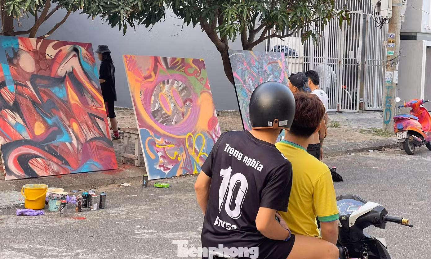 Những bức tranh độc đáo tại đây đã thu hút sự chú ý, tán thưởng của người dân, giới trẻ và khách du lịch khi đi ngang qua đây.