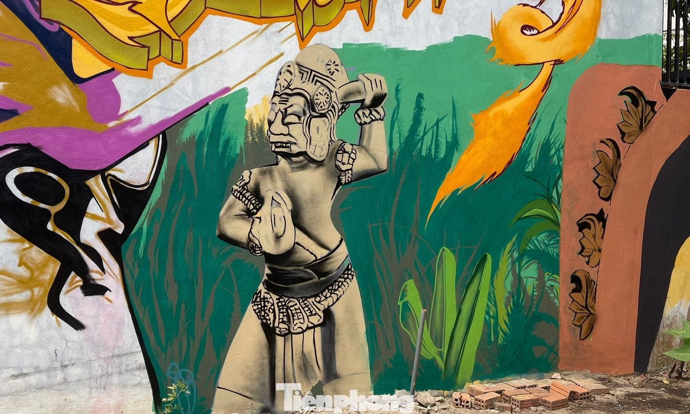 Các bức tranh đủ kích cỡ lớn nhỏ mang ý nghĩa khác nhau, được những nghệ sĩ thực hiện kỳ công.