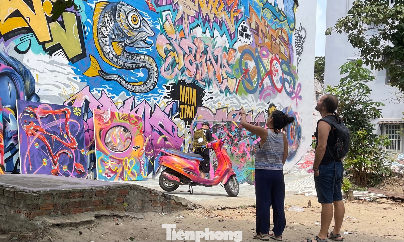 Chị Nguyễn Thu Hiền – đồng sáng lập đại hội vẽ tranh đường phố Nam Jam - cho biết: “Chúng tôi muốn chia sẻ đam mê nghệ thuật đường phố đến với mọi người cũng như đem đến sự tươi sáng, màu sắc hơn tại khu này. Các bức tranh tại đây đều được thực hiện bởi các nghệ sĩ trong, ngoài nước và có sự quản lý, cho phép của chủ nhà. Tạo nên sân chơi tự do, sáng tạo văn minh, giao lưu, trao đổi giữa mọi người”, chị Hiền nói.