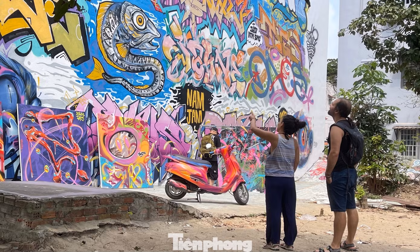 Chị Nguyễn Thu Hiền – đồng sáng lập đại hội vẽ tranh đường phố Nam Jam - cho biết: “Chúng tôi muốn chia sẻ đam mê nghệ thuật đường phố đến với mọi người cũng như đem đến sự tươi sáng, màu sắc hơn tại khu này. Các bức tranh tại đây đều được thực hiện bởi các nghệ sĩ trong, ngoài nước và có sự quản lý, cho phép của chủ nhà. Tạo nên sân chơi tự do, sáng tạo văn minh, giao lưu, trao đổi giữa mọi người”, chị Hiền nói.
